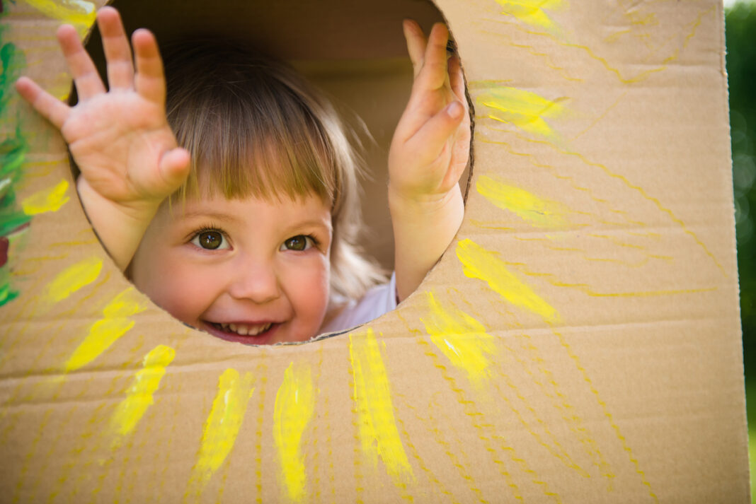 3 τρόποι για να μεγαλώνετε ευτυχισμένα παιδιά σύμφωνα με δύο κορυφαίους ερευνητές του Harvard και του Yale
