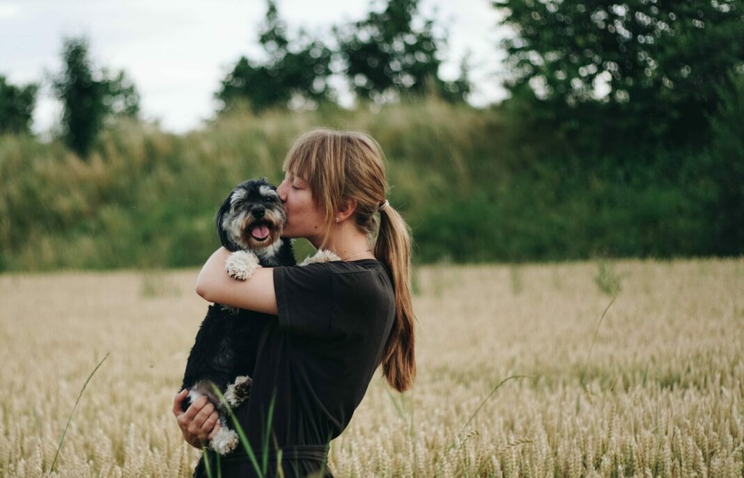 Γιατί οι σκύλοι προτιμούν άλλες μορφές σωματικής επαφής αντί για αγκαλιές και φιλιά
