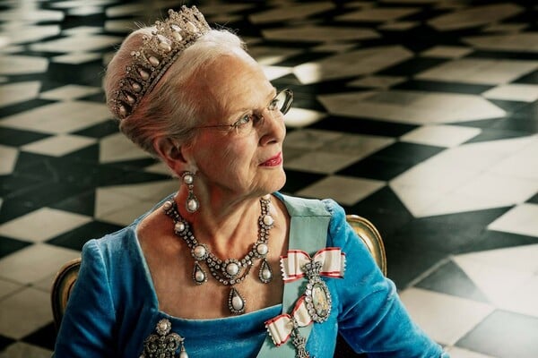 Η Αιώνια Καλλιτέχνης: Η Βασίλισσα που Δημιουργεί για το Netflix