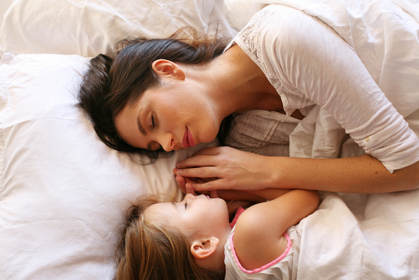 Μετά το διαζύγιο κοιμάμαι συχνά με την κόρη μου – και το θεωρώ θεραπευτικό