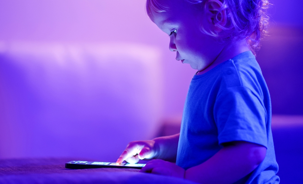 Πώς το μπλε φως από τις οθόνες επηρεάζει τις ορμόνες του παιδιού