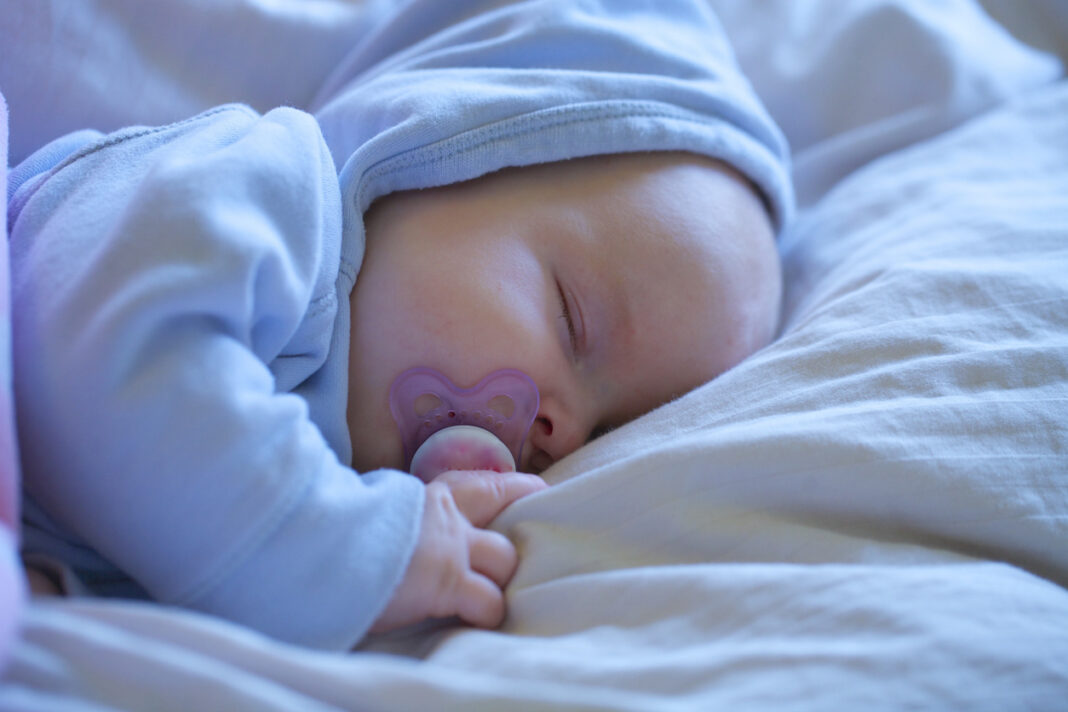 Προειδοποίηση για το λάθος που κάνουν οι γονείς όταν κοιμίζουν τα μωρά τους