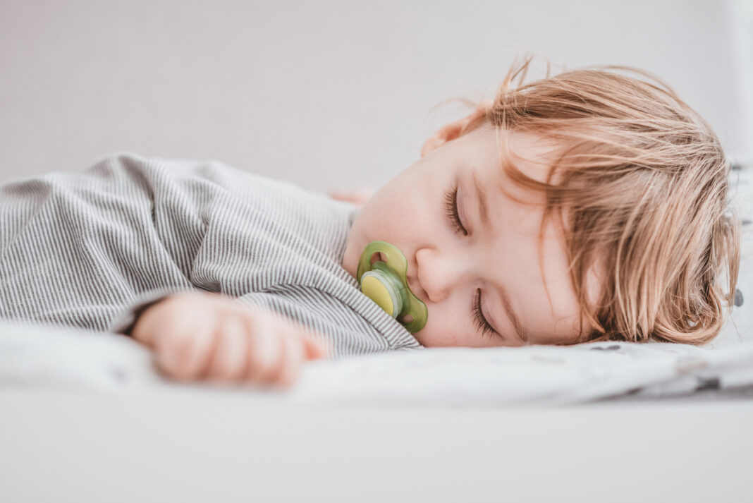 Στα 12 μήνες τα περισσότερα μωράκια ακόμα χρειάζονται δύο ημερήσιους ύπνους - το πρόγραμμα ύπνου που πρέπει να ακολουθήσεις
