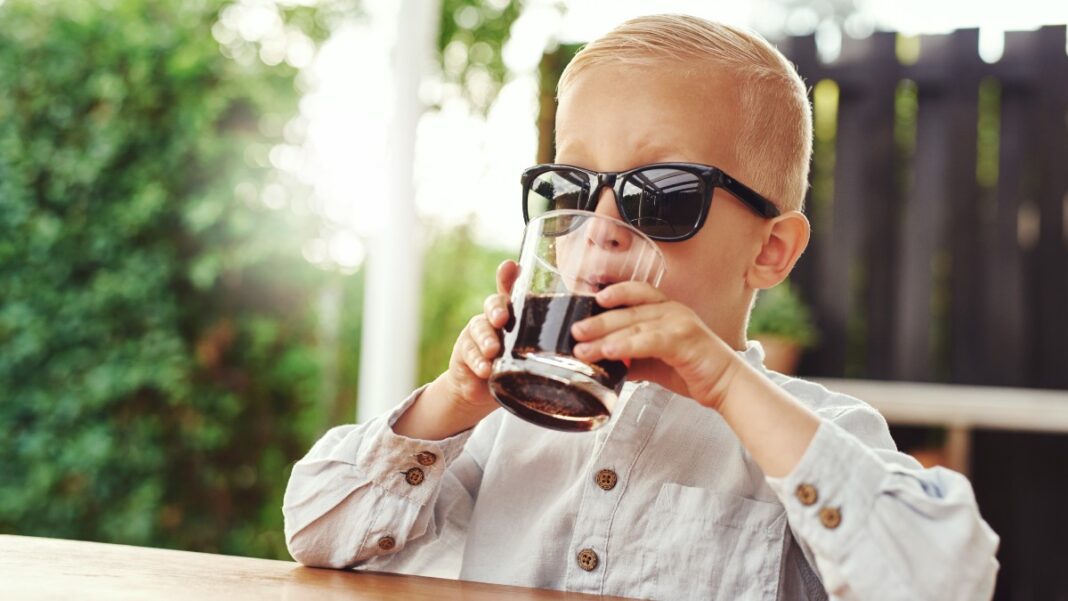 Επιπτώσεις καφεϊνούχων και ενεργειακών ποτών στα παιδιά: Κίνδυνος για εγκεφαλική λειτουργία και ανθυγιεινές συνήθειες

