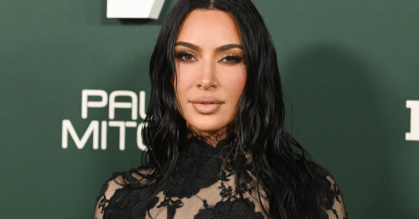 Κομψή ομορφιά: Ανακαλύπτουμε το αγαπημένο βερνίκι της Kim Kardashian
