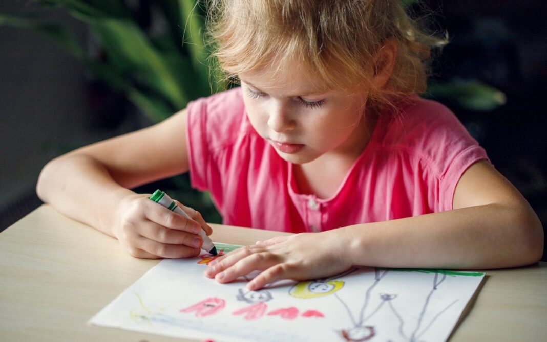 Οι μυστικοί κόσμοι των παιδιών μέσα από τις ζωγραφιές τους
