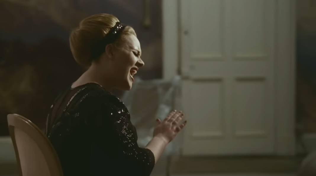 Όταν η Adele κυριάρχησε... Μία επική απάντηση στο παρελθόν με το τραγούδι 'Rolling In The Deep'