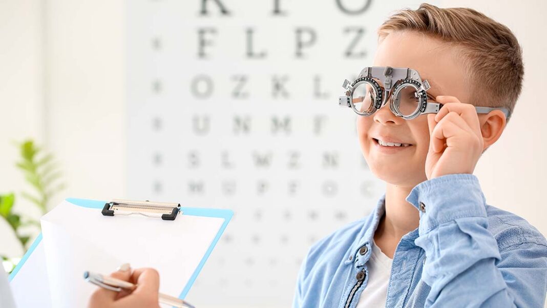 Παιδική όραση: Εννέα σημάδια που δεν πρέπει να αγνοήσετε
