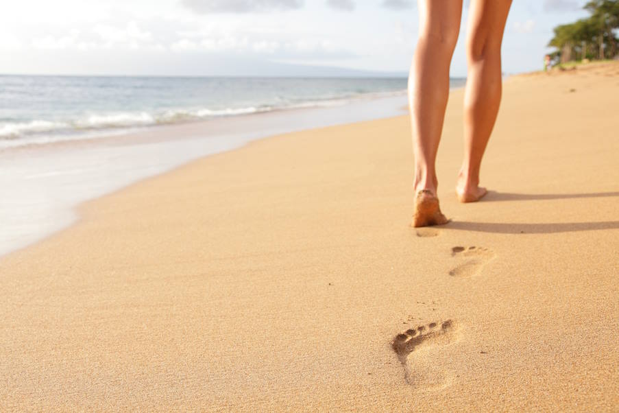 Περπάτημα στην παραλία: Η ασκητική δραστηριότητα που καταπολεμά το άγχος και καίει θερμίδες
