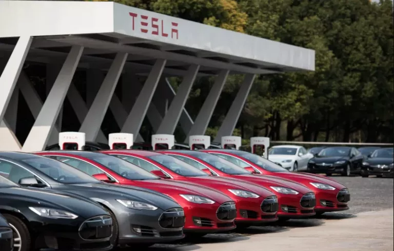 Πρωτοποριακή εξέλιξη: Η Tesla αποκαλύπτει το νέο της μοντέλο που θα κοστίζει 25.000 ευρώ
