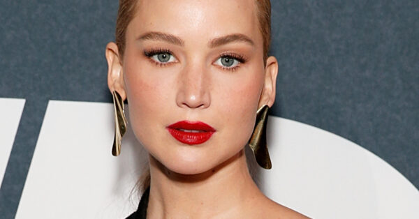 Το κόκκινο κραγιόν που απογειώνει την εμφάνιση της Jennifer Lawrence στο κόκκινο χαλί