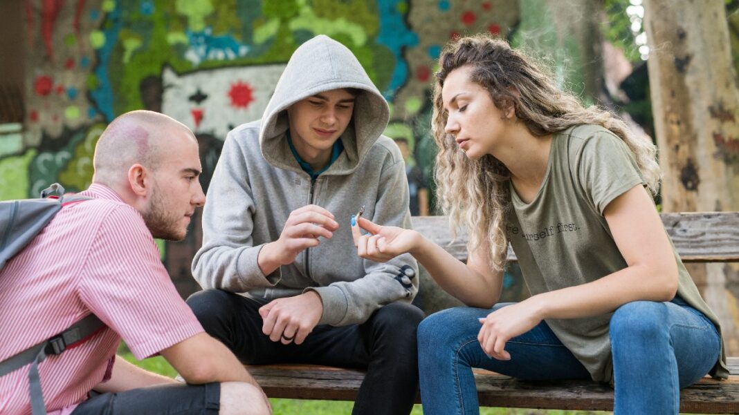 Ναρκωτικά που σκοτώνουν τους νέους: Η αναδυόμενη απειλή
