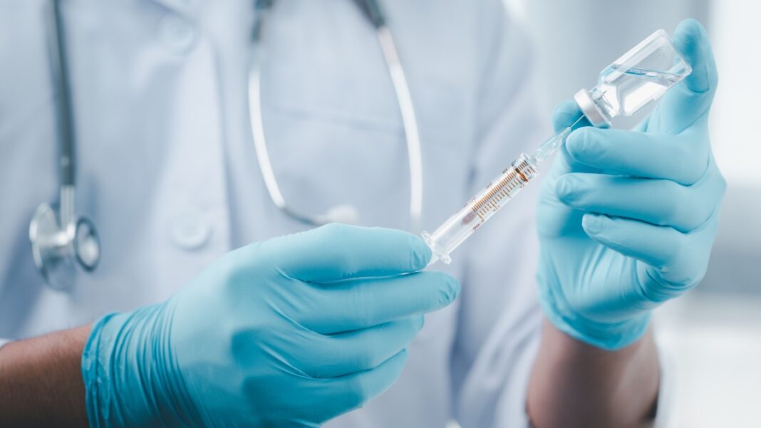 Ο Σωτήρης Τσιόδρας ενισχύει το επικαιροποιημένο εμβόλιο κατά του κορωνοϊού: Μια νέα ελπίδα για την προστασία και ασφάλεια μας
