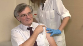 Ο Σωτήρης Τσιόδρας ενισχύει το επικαιροποιημένο εμβόλιο κατά του κορωνοϊού: Μια νέα ελπίδα για την προστασία και ασφάλεια μας"
