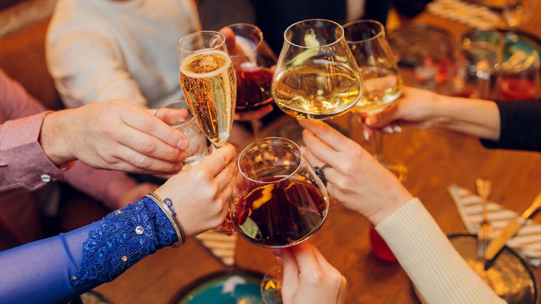 ΟΟΣΑ: Αναγκαίος ο φόρος στο αλκοόλ και τα αναψυκτικά - Πληγή για υγιεινή ζωή
