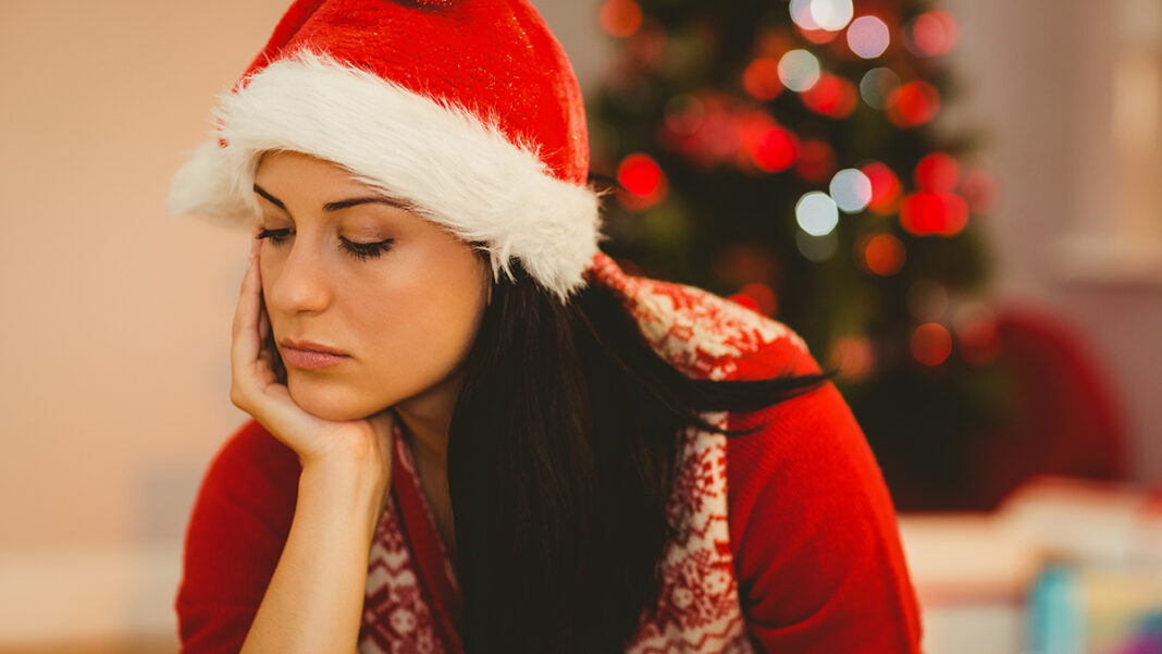Πώς να αντιμετωπίσετε τη θλίψη των γιορτών και να βρείτε την ευτυχία
