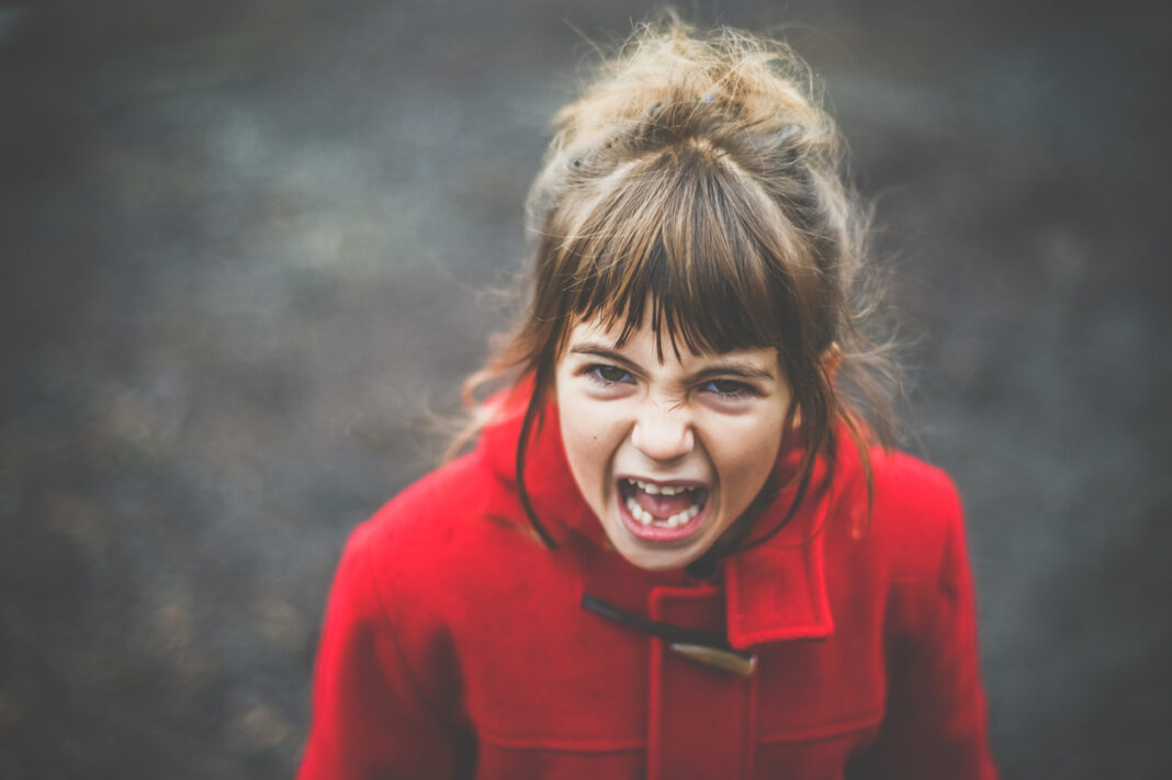 Πώς να βοηθήσετε τα παιδιά που θυμώνουν πολύ: 5 βήματα για έναν συναισθηματικό δεσμό
