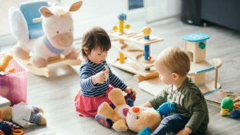 Συμβουλές για αγορά ασφαλών και κατάλληλων παιχνιδιών για τα παιδιά μας κατά τις γιορτές"
