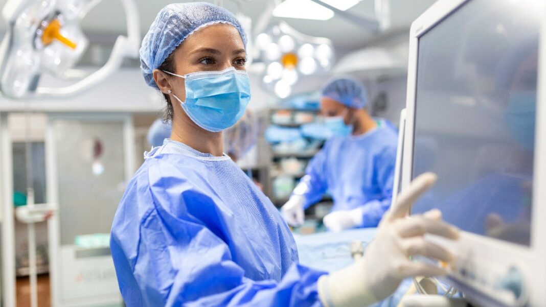 Ανανέωση του ΕΣΥ: Ξεκινούν οι απογευματινές χειρουργεία στα δημόσια νοσοκομεία