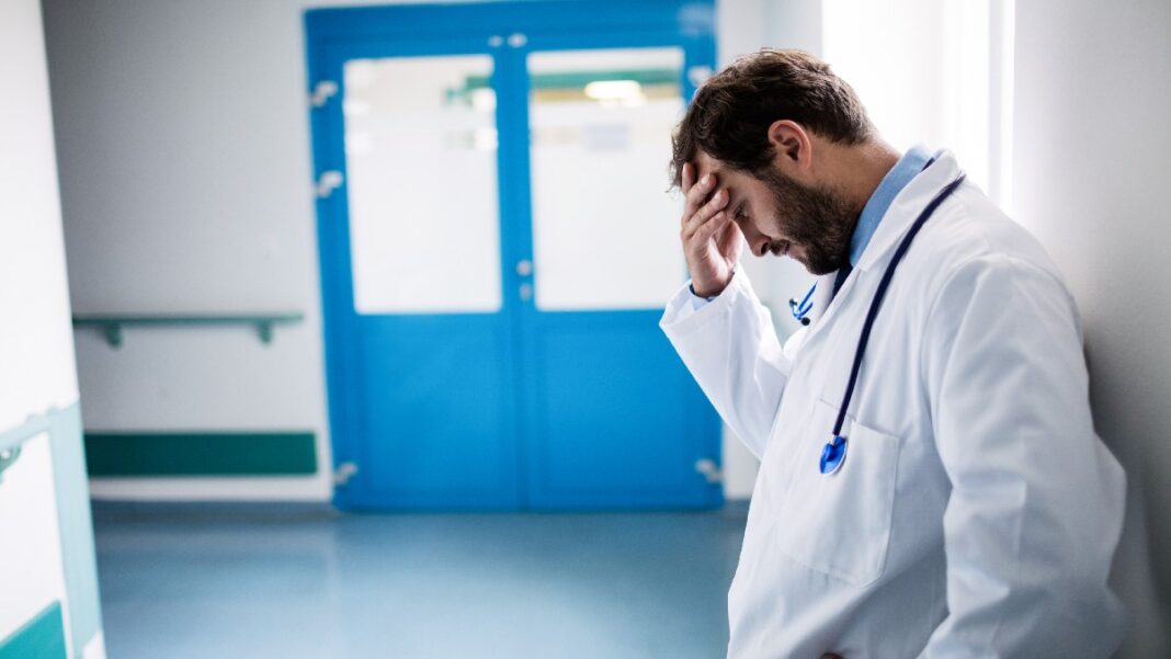 Αυξημένος κίνδυνος burnout για τους γιατρούς λόγω υπέρβασης ωραρίου

