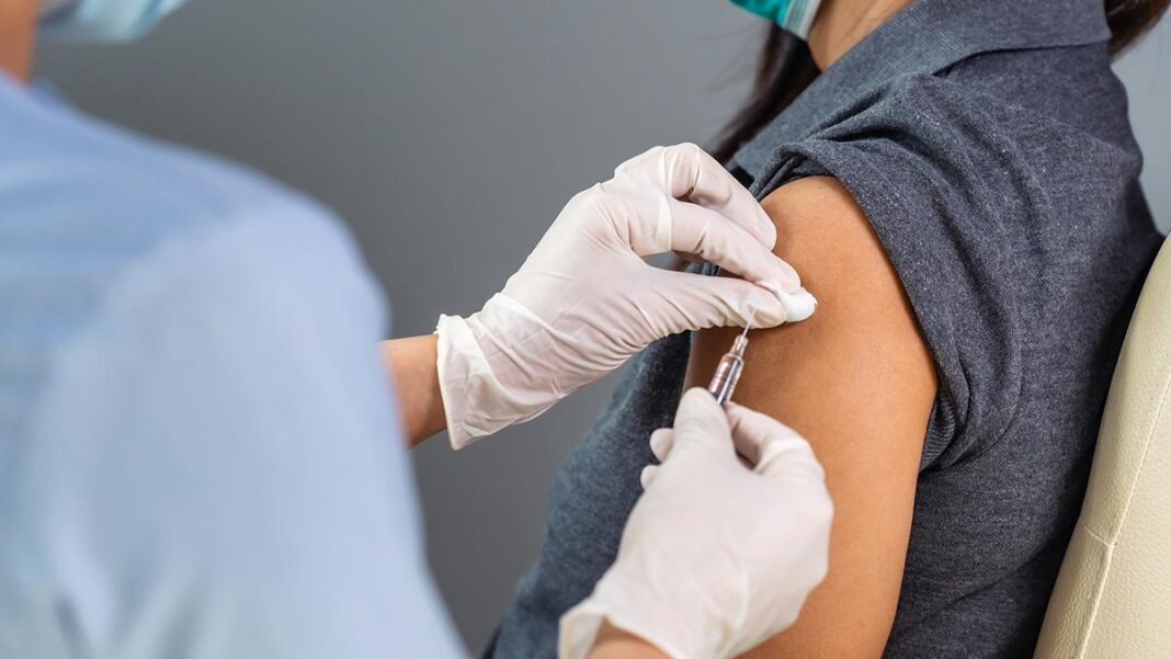 «Αύξηση των εμβολιασμών κατά της Covid-19 και της γρίπης: Η προσπάθεια των κυβερνήσεων και οι λόγοι για τη διστακτικότητα»
