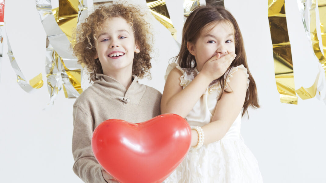 Παιδική αγάπη: Η σημασία των πρώτων «καρδιοχτύπων» - 7 συμβουλές για να τη διαχειριστείτε
