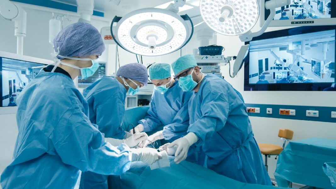 Συμφέροντα και οφέλη για τους ασθενείς: Τα απογευματινά χειρουργεία στο ΕΣΥ
