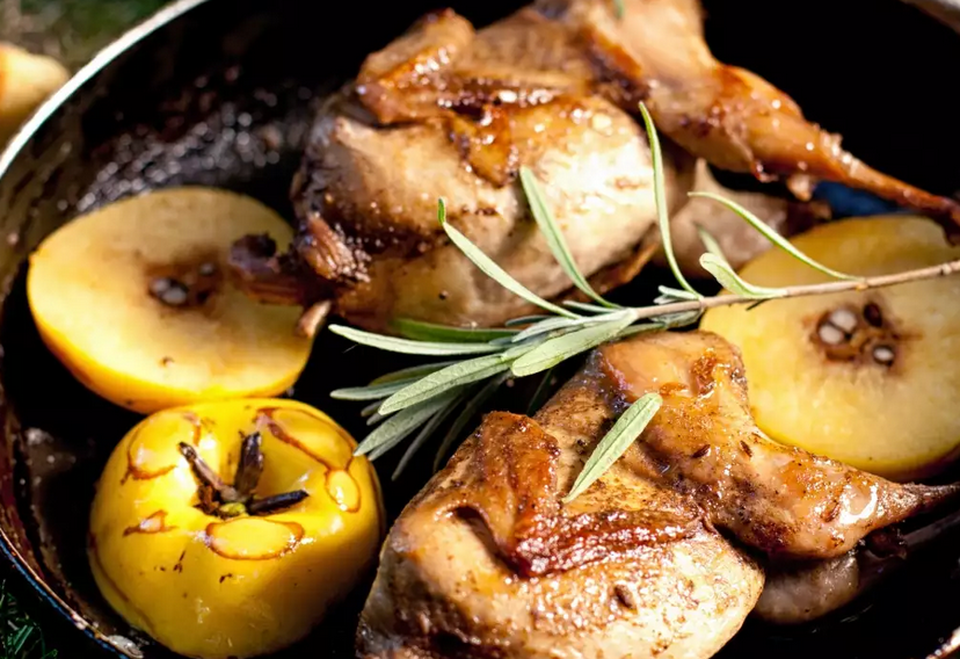 Εξωτική συνταγή για κοτόπουλο με κυδώνια και αρωματικά μπαχαρικά