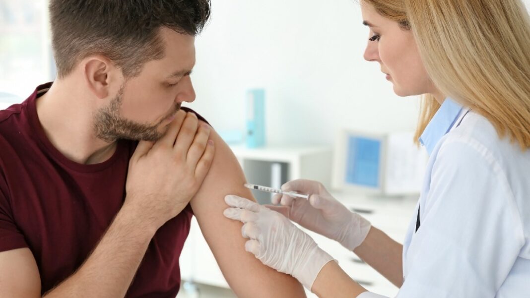 Εμβολιασμοί Covid-19 στα φαρμακεία: Νέος τρόπος προσέγγισης και προκλήσεις 
