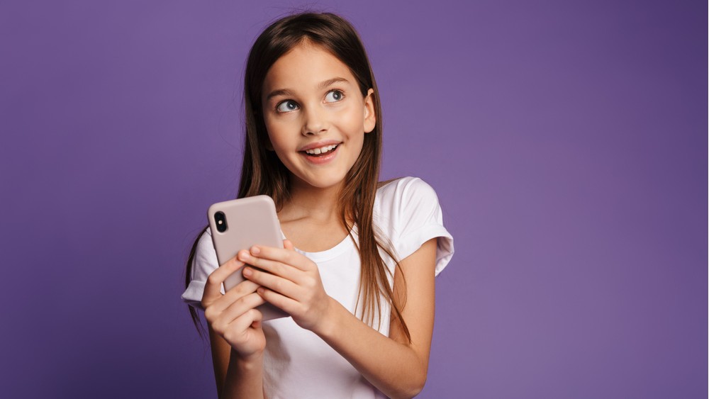Γονείς: Αντιμετωπίστε πρώτα τον εθισμό σας με τα κινητά πριν τα απαγορεύσετε στα παιδιά σας
