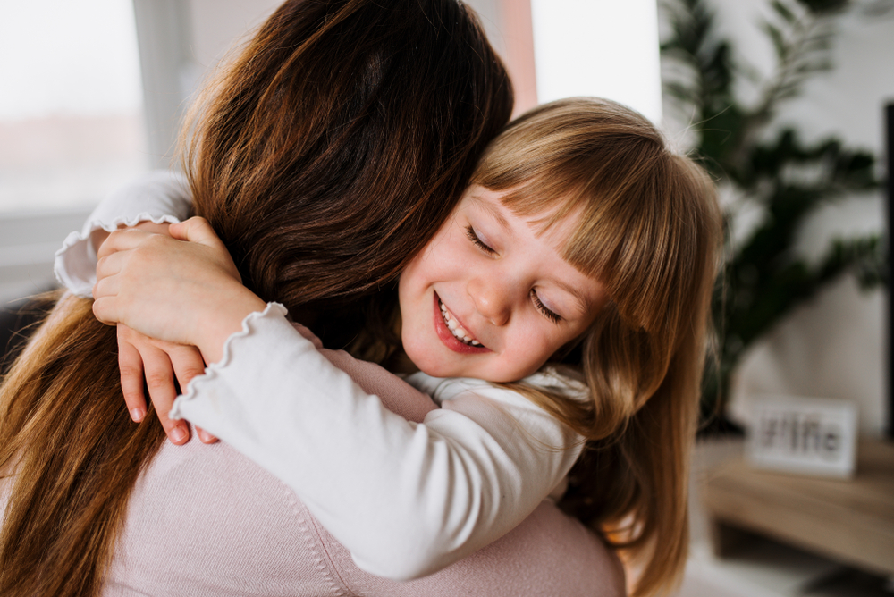 Η σπουδαιότητα της αγκαλιάς για τα παιδιά: Τι τους προσφέρει;
