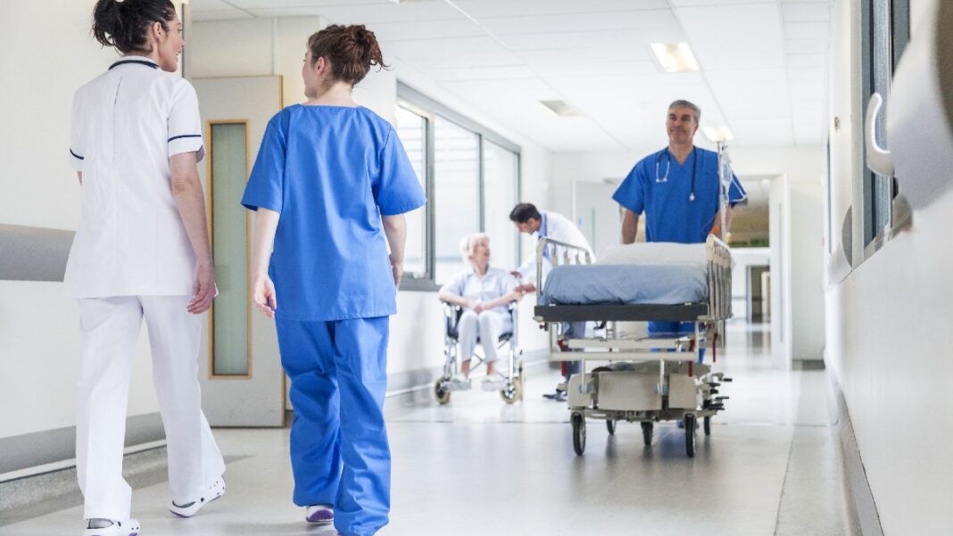 Μείωση των συμβασιούχων εργαζομένων στα νοσοκομεία: Ο Γεωργιάδης δίνει σαφείς απαντήσεις
