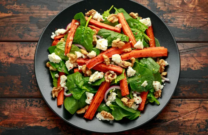 Νέα υγιεινή σαλάτα με καρότο, όσπρια και κριθάρι: Η ιδανική επιλογή για την καλοκαιρινή σας διατροφή
