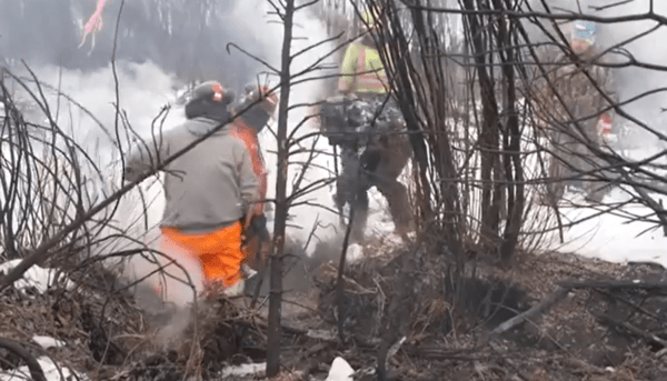 Οι ανεξέλεγκτες πυρκαγιές στον Καναδά εξακολουθούν να καίνε κάτω από το χιόνι 
