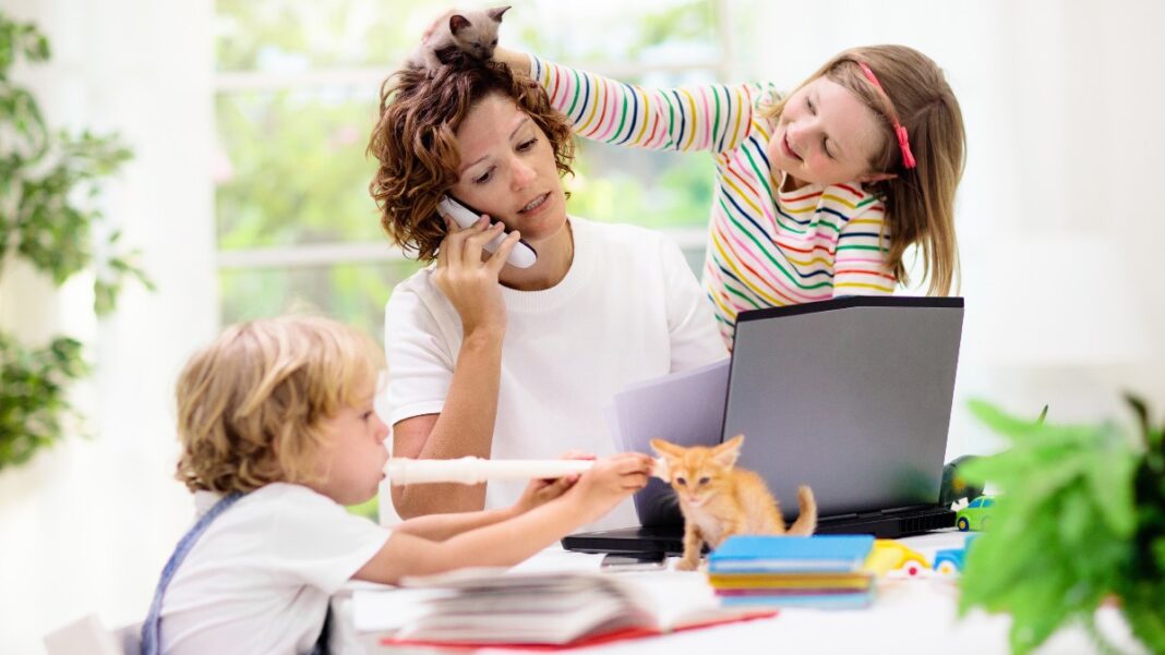 Στρατηγικές για να ανακουφιστείτε από το καθημερινό άγχος των εργαζομένων γονέων
