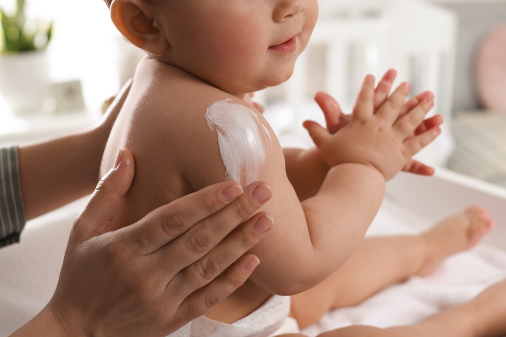 Βρεφική Φροντίδα Δέρματος: Πώς να Προστατεύσετε και να Φροντίσετε το Ευαίσθητο Δέρμα του Μωρού σας
