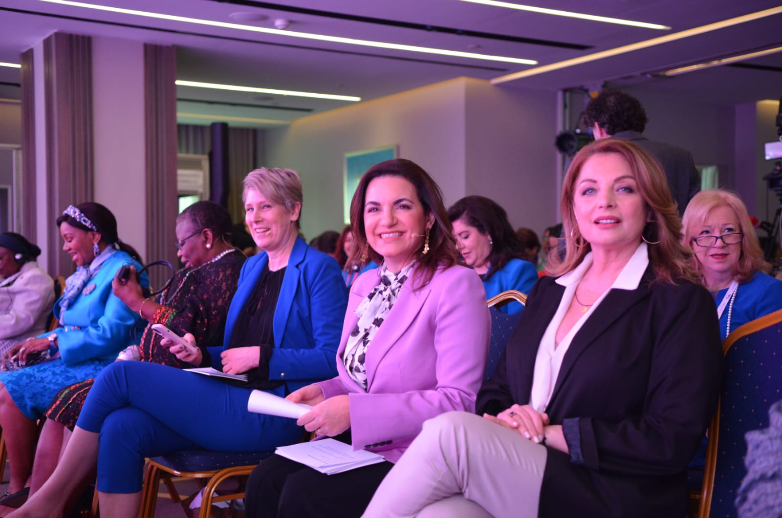 Γυναίκες Πολιτικοί: Νέες Δυναμικές για τη Δημοκρατία του 21ου Αιώνα"
