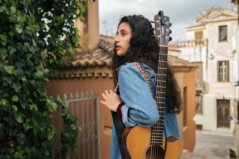 Μαρίνα Σπανού: Η νεαρή τραγουδίστρια που κατακλύζει το TikTok με την αξιοπρόσεκτη παρουσία της