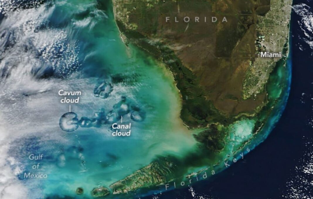 Διαστημική εικόνα της NASA αποκαλύπτει μυστηριώδεις κοιλότητες στον ουρανό κοντά στη Φλόριντα
