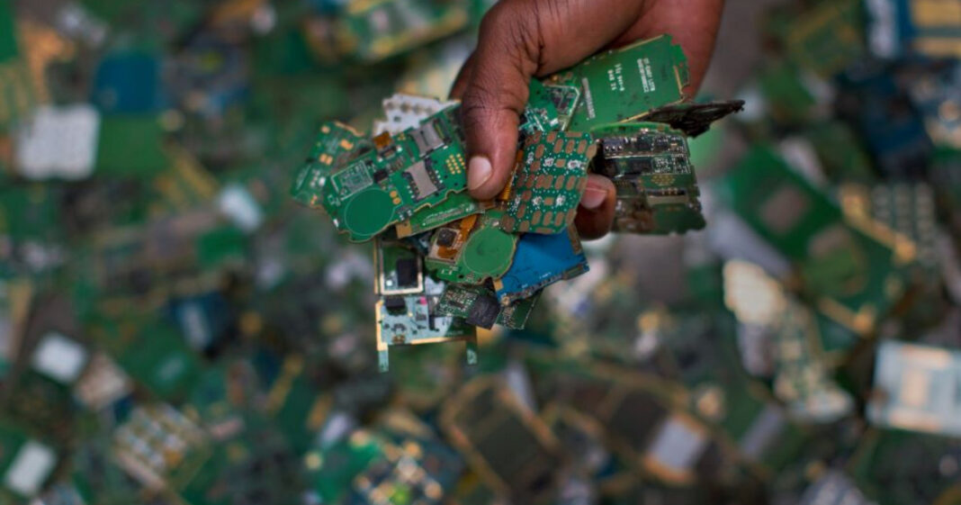 Η αυξανόμενη πρόκληση των ηλεκτρονικών αποβλήτων: Μια μάχη με τον κίνδυνο και την αειφορία
