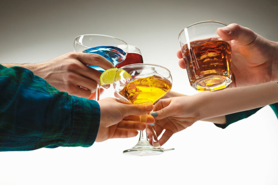 Η επικινδυνότητα του αλκοόλ: Πώς επηρεάζει την εμφάνιση του καρκίνου στους νέους
