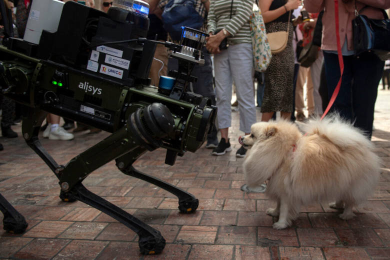 Νέος Σύμμαχος στην Αστυνομία: Ο Σκύλος-Ρομπότ που Προσφέρει Αναπληρωματικές Δυνάμεις

