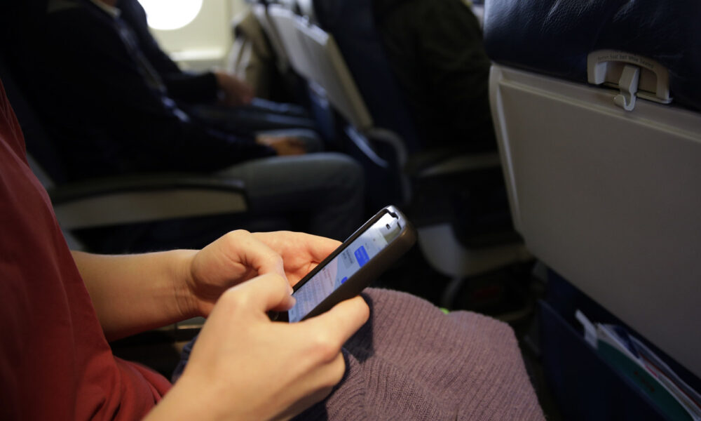 Ο κίνδυνος της χρήσης κινητού στο αεροπλάνο: Τι πραγματικά συμβαίνει όταν δεν κλείνεις τη συσκευή σου;
