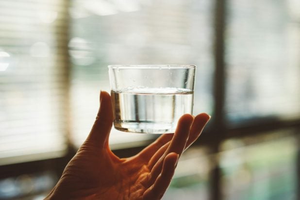 Πώς η κατανάλωση νερού πριν τον ύπνο επηρεάζει την υγεία μας
