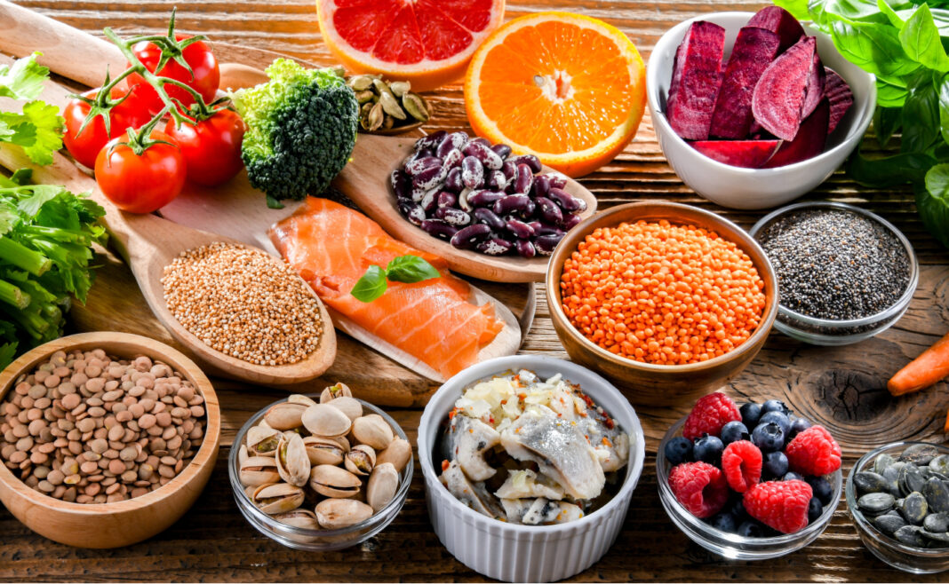 Τρόφιμα που μειώνουν την αρτηριακή πίεση: Όσα πρέπει να προσθέσετε στη διατροφή σας

