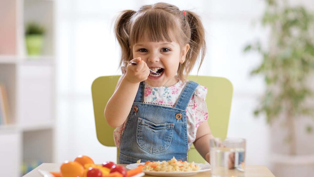 Γονείς: Πώς να πείσετε τα παιδιά σας για ένα ισορροπημένο γεύμα - Νέες προσεγγίσεις που αποδίδουν
