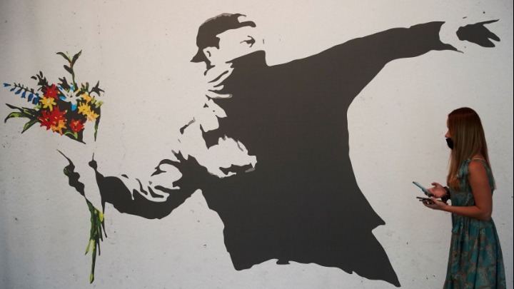 Η μεγαλύτερη συλλογή των έργων τέχνης του Banksy σύντομα στο Σόχο: Μια ανατρεπτική έκθεση που ακολουθεί τα ίχνη του ανώνυμου καλλιτέχνη
