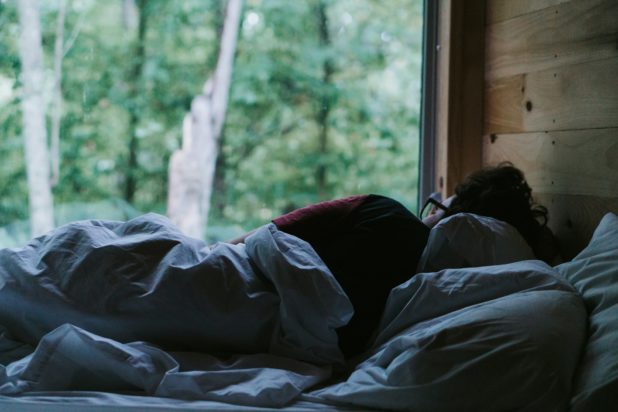Νέα ευρήματα αποκαλύπτουν καινούργιες επικίνδυνες συνήθειες ύπνου που αυξάνουν τον κίνδυνο άνοιας, σύμφωνα με πρόσφατη μελέτη
