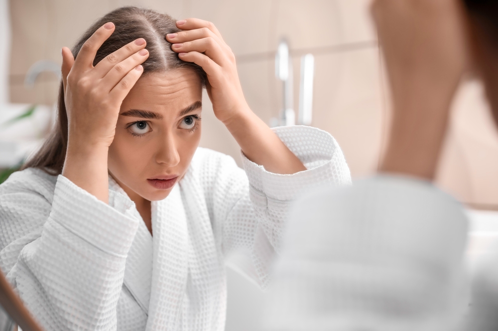 Πώς επηρεάζει το άγχος το δέρμα, τα μαλλιά και τα νύχια μας
