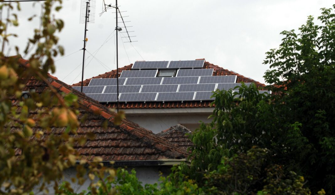 Πράσινη Ενέργεια: Πότε θα λήξει η δυνατότητα εγκατάστασης φωτοβολταϊκών στη στέγη
